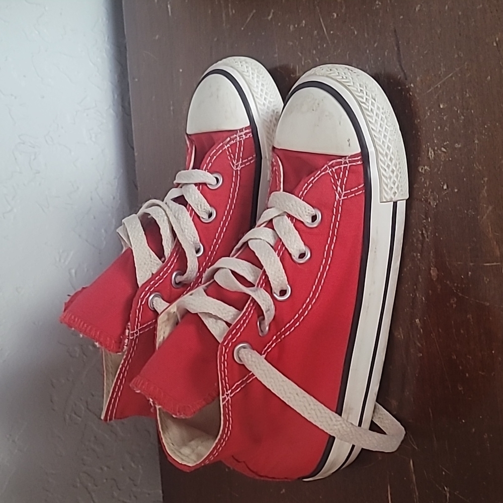 Red size 10 converse kids Hi top shoes
